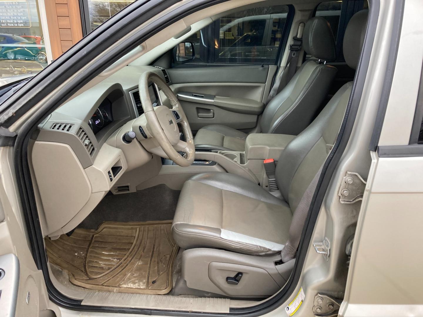 2008 Lt Almond Met. Jeep Grand Cherokee Laredo 4WD (1J8GR48K58C) with an 3.7L V6 SOHC 12V engine, 5-Speed Automatic Overdrive transmission, located at 1800 South Ihm Blvd, Freeport, IL, 61032, (815) 232-5543, 42.278645, -89.607994 - Photo#7